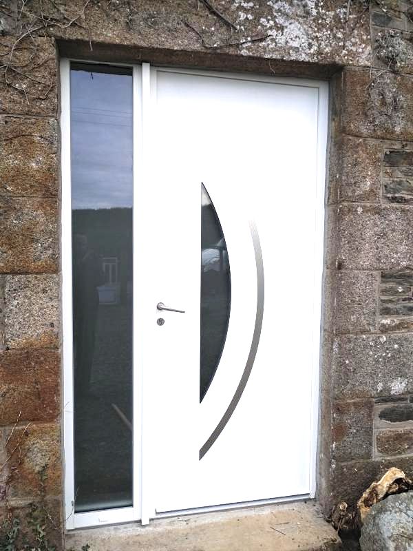 Porte PVC porte blanche en pvc par Videloup menuiserie autour de Dol-de-Bretagne
